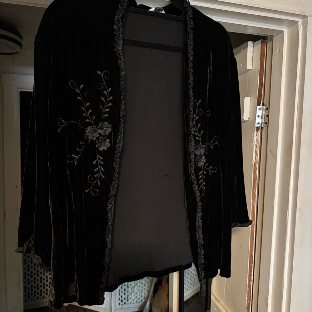 Elegant Black Velvet Kimono with Floral Embroidery Vintage!